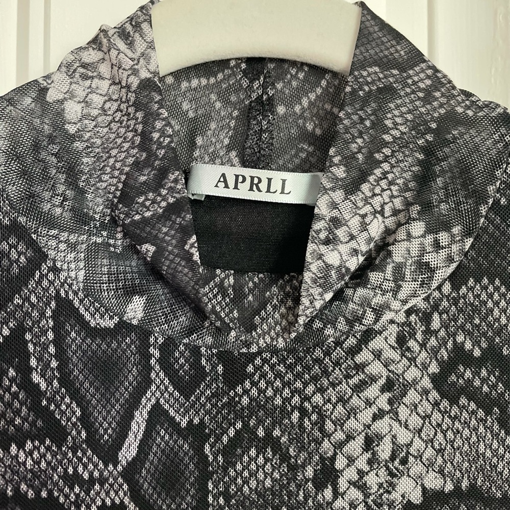 Snake pattern top - Picture 2 of 2